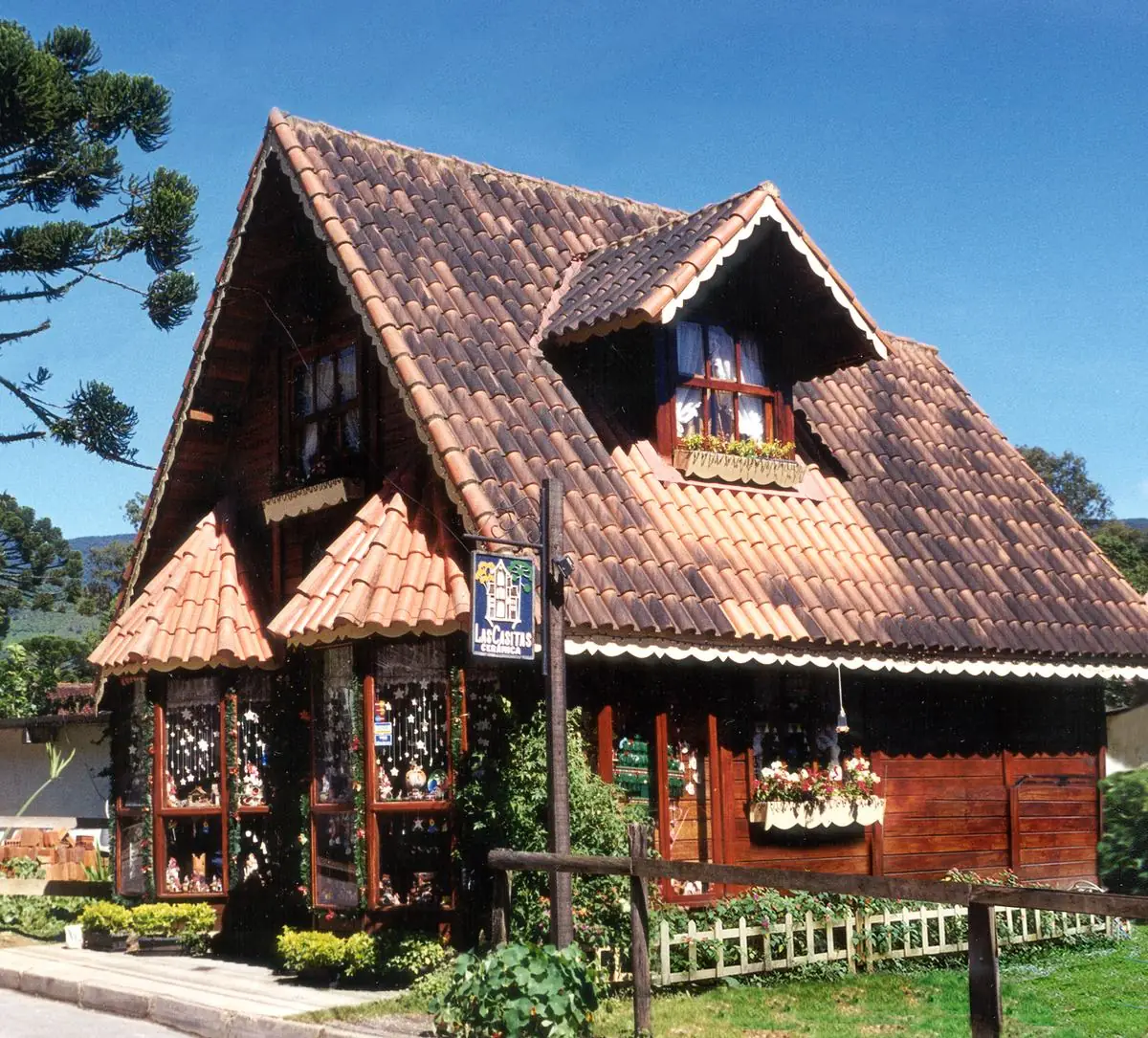 A loja Las Casitas Cerâmica, casa de madeira com telhado de cerâmica em Visconde de Mauá