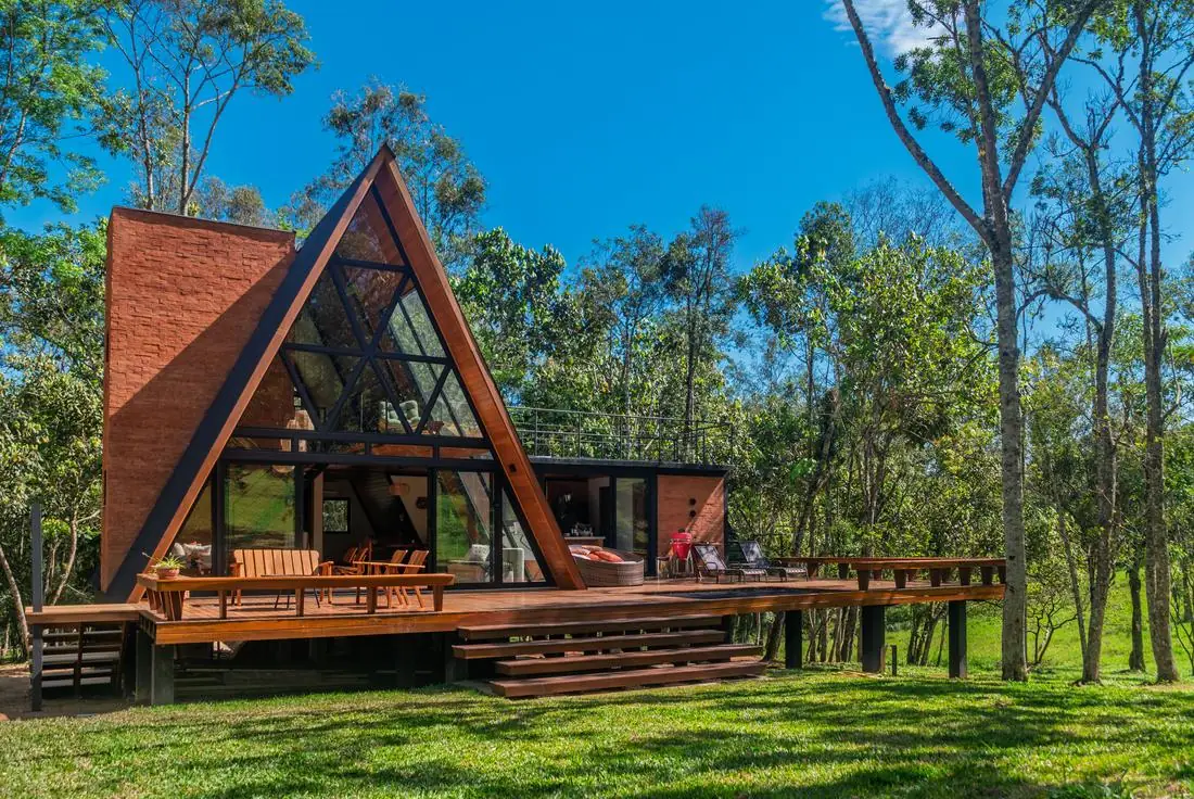 O chalé A-frame e o deck vistos do gramado