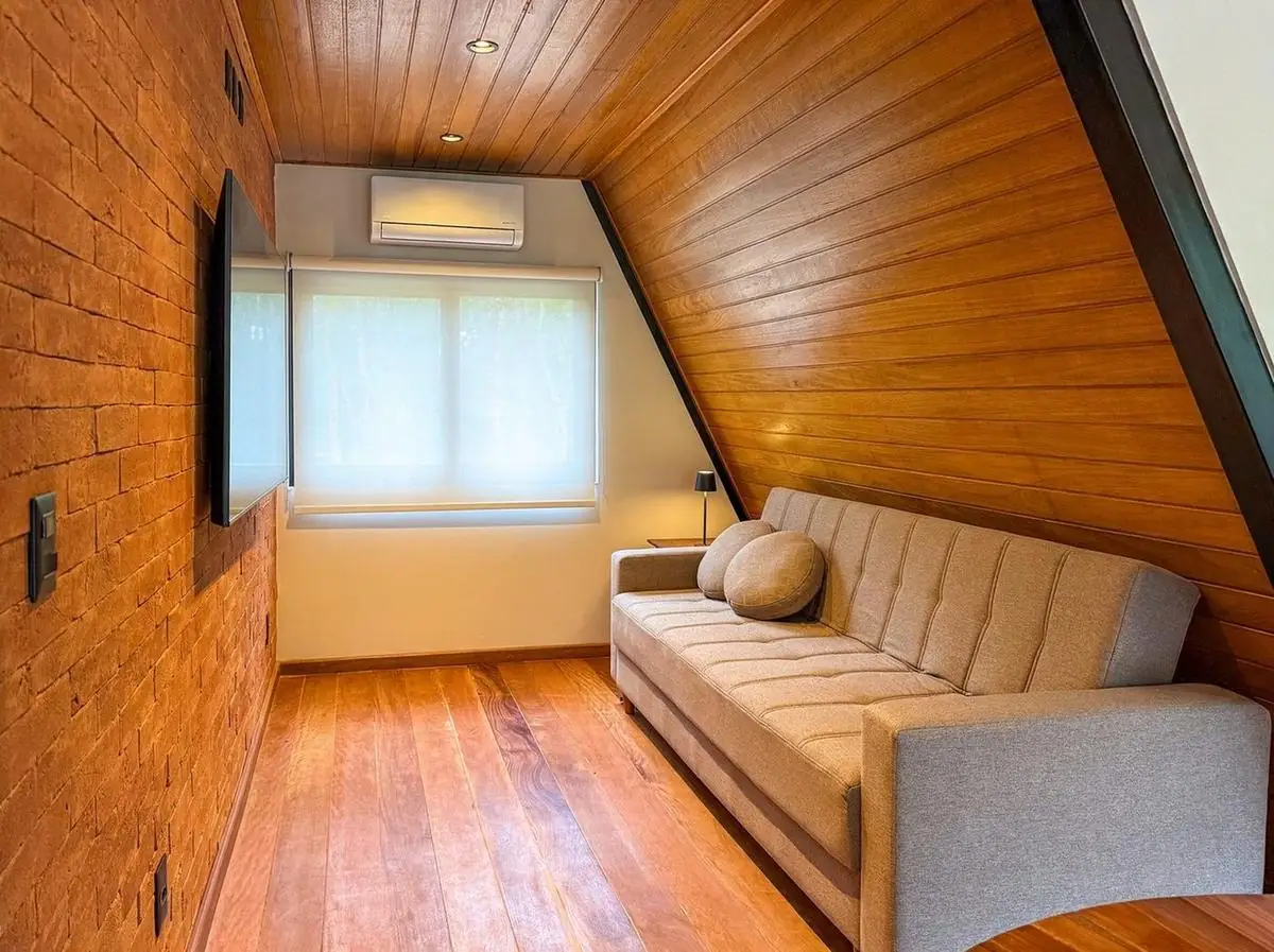 Sala de TV com o sofá fechado